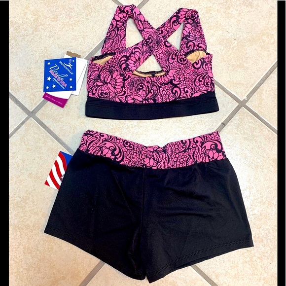 Adult Small Pink & Black Sports Bra & Spandex Bike Shorts Activewear Set NWT - Picture 4 of 5